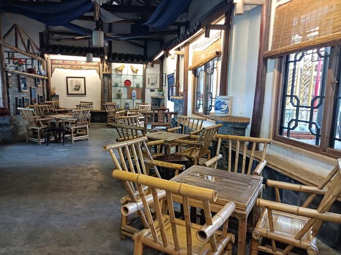 成都闲适氛围尽显，何处能体验地道茶馆文化？